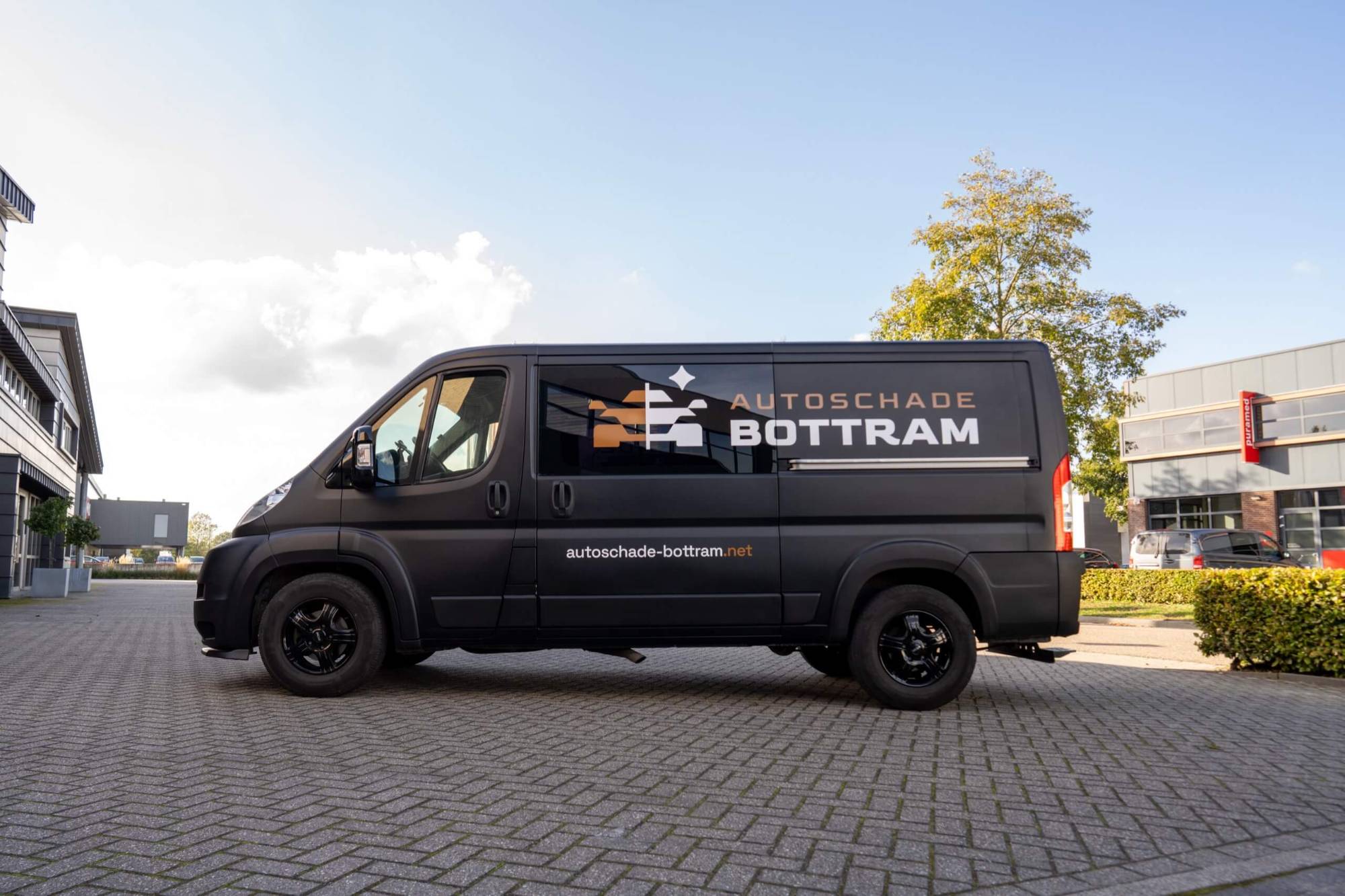 Autoschade Bottram, ontwerp Studio Nikos